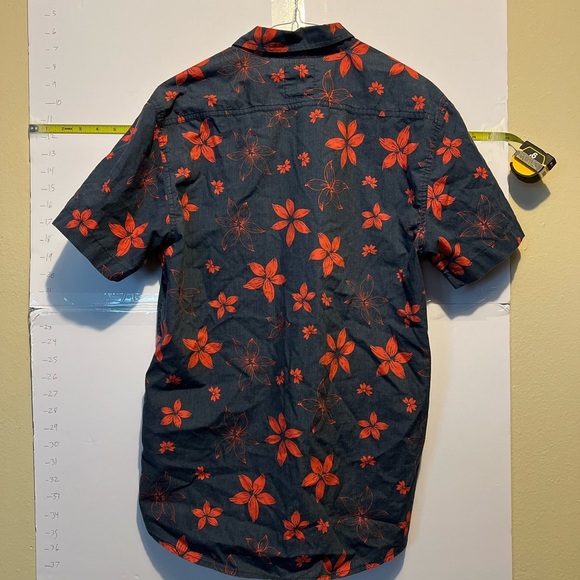 Levi’s causal button up shirt - Picture 2 of 3